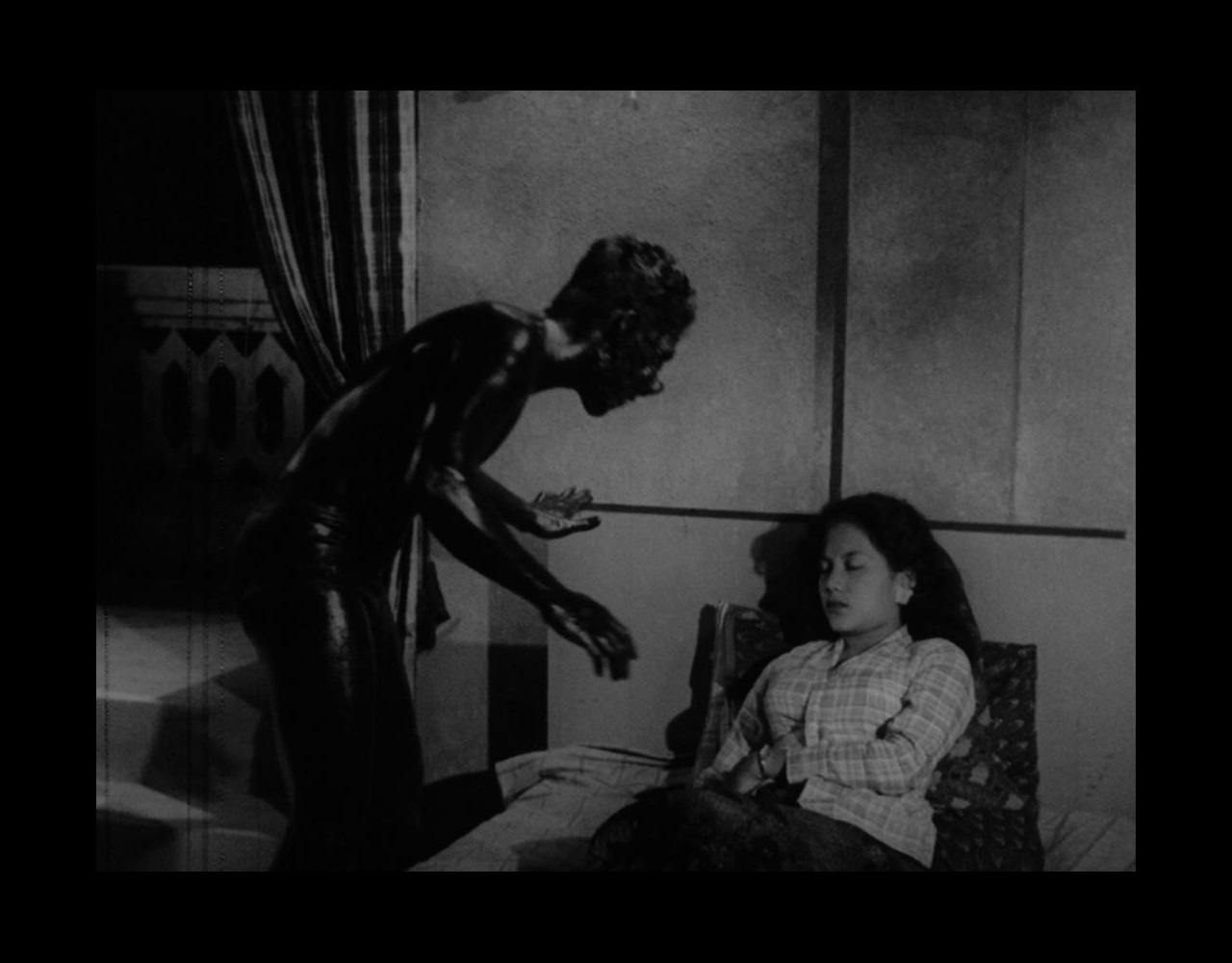 Still from 'Orang Minyak' (Film source: Asian Film Archive. Courtesy of ©Cathay-Keris Film Pte. Ltd.)    