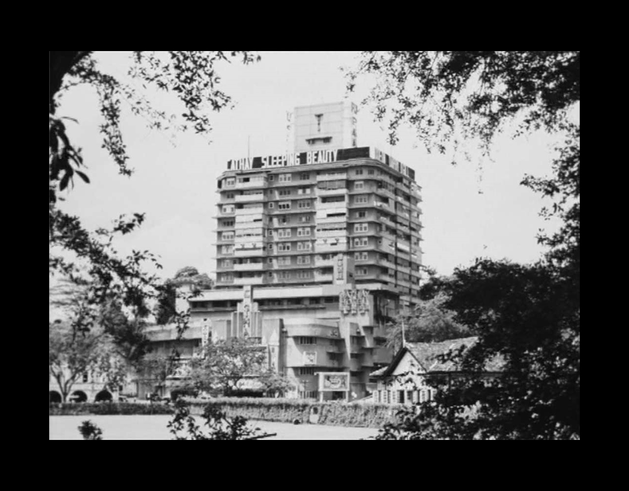 Still from 'Sumpitan Rachun' (Film source: Asian Film Archive. Courtesy of ©Cathay-Keris Film Pte. Ltd.)